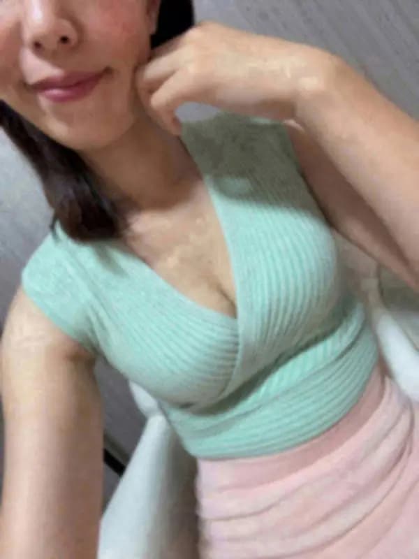 日向みなみさんのプロフィール｜大人の女性による、寛容力と包容力のある美蝶が戯れる、高級店でのサービスを✨ずば抜けた才覚をもつｾﾗﾋﾟｽﾄによる究極の施術を受けることができる、90分コースをぜひご堪能ください。｜東京目黒高級セレブ熟女